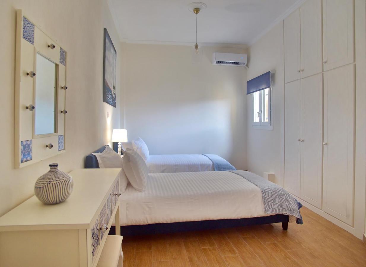 The Bluehouse - Spacious Top Floor Flat With Parking, By Mon Repos Beach Corfu  Bagian luar foto
