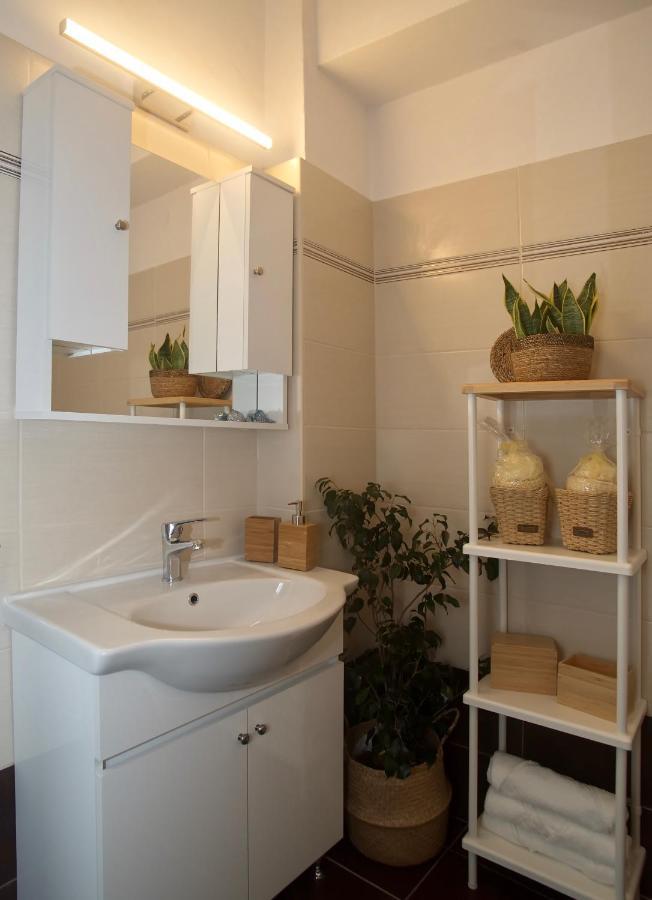 The Bluehouse - Spacious Top Floor Flat With Parking, By Mon Repos Beach Corfu  Bagian luar foto