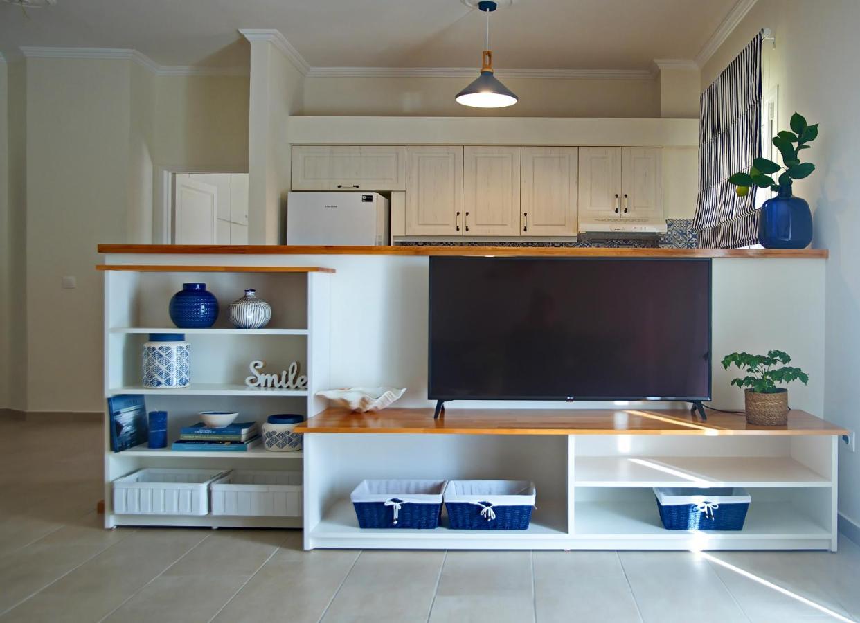The Bluehouse - Spacious Top Floor Flat With Parking, By Mon Repos Beach Corfu  Bagian luar foto