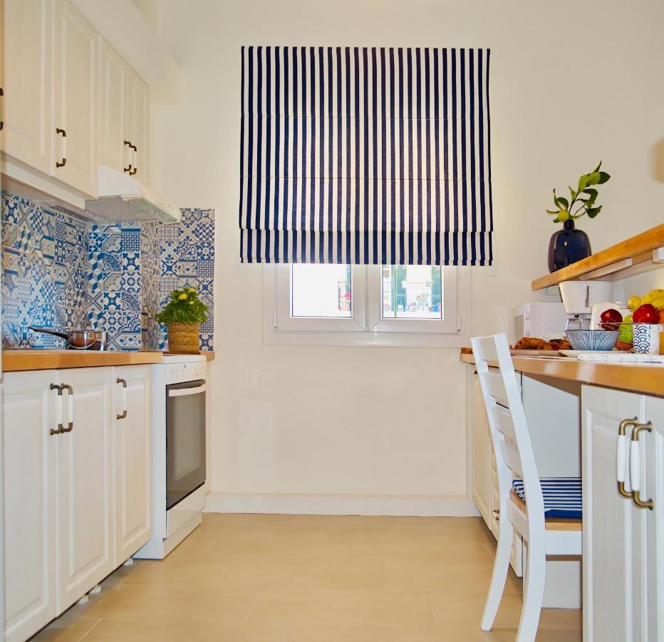The Bluehouse - Spacious Top Floor Flat With Parking, By Mon Repos Beach Corfu  Bagian luar foto
