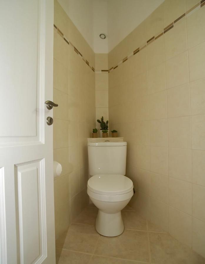 The Bluehouse - Spacious Top Floor Flat With Parking, By Mon Repos Beach Corfu  Bagian luar foto