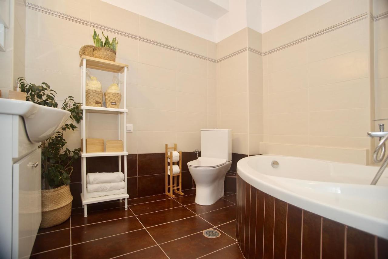 The Bluehouse - Spacious Top Floor Flat With Parking, By Mon Repos Beach Corfu  Bagian luar foto