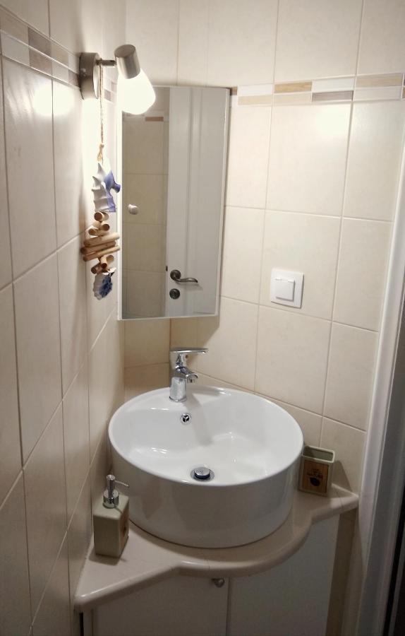 The Bluehouse - Spacious Top Floor Flat With Parking, By Mon Repos Beach Corfu  Bagian luar foto