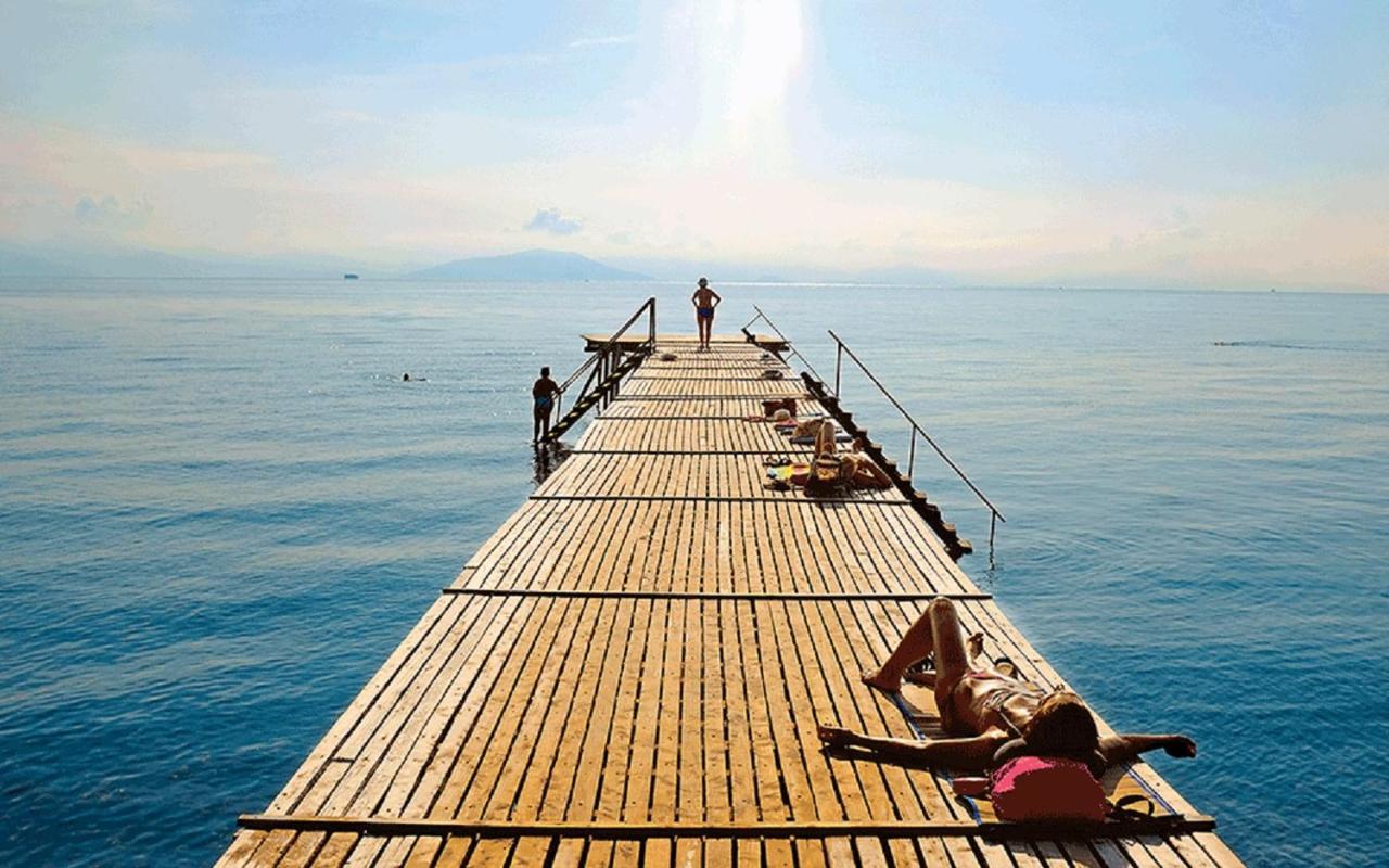 The Bluehouse - Spacious Top Floor Flat With Parking, By Mon Repos Beach Corfu  Bagian luar foto