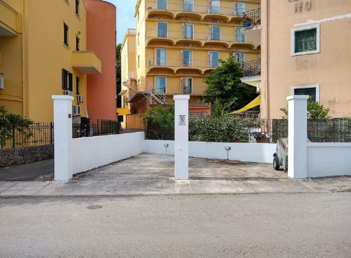 The Bluehouse - Spacious Top Floor Flat With Parking, By Mon Repos Beach Corfu  Bagian luar foto